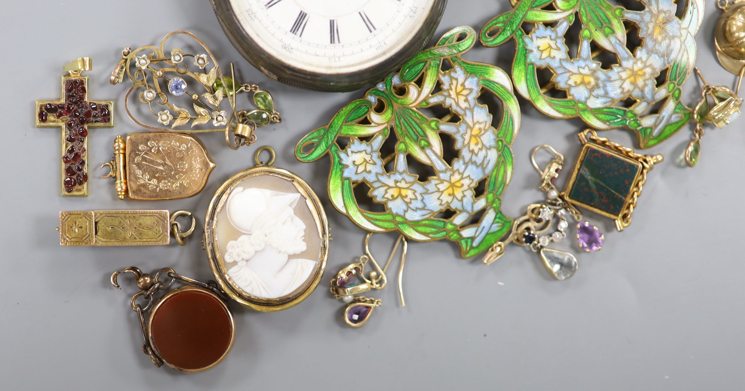 Sundry jewellery etc. including a yellow metal, amethyst and seed pearl pendant, enamelled gilt metal buckle, cameo brooch, two fob seals, silver chronograph pocket watch etc.